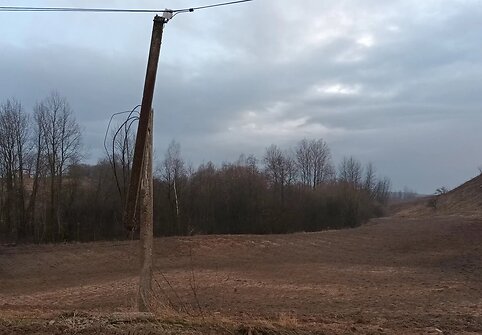 Pasvirę elektros stulpai Rusakalnio kaime
