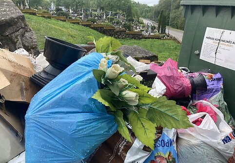 Šiukšlių krūvos prie Švėkšnos kapinių