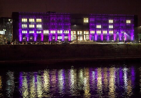 Ankstukams purpurine spalva įžiebtas Lietuvos energijos pastatas