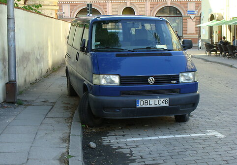 Vilniuje, Pranciškonų gatvėje, apie pusantro mėnesio (pastebėjau kovo 20 d.) mokamoje parkavimo vietoje stovi automobilis su Lenkijos valstybiniu numeriu.