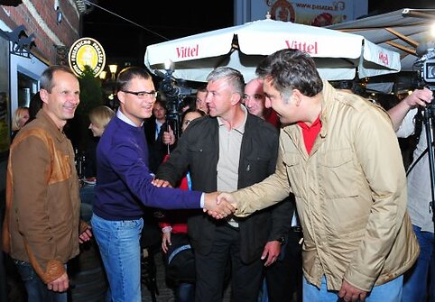 Pasveikinti sirgalių atvyko ir Gruzijos prezidentas Michailas Saakašvilis (kairėje)