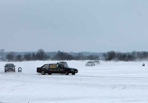 Automobilių lenktynės ant užšalusių Nemuno pievų
