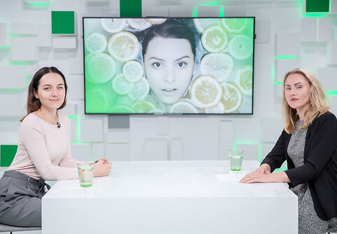 15min studijoje &ndash; kosmetologė Monika Launikaitytė (kairėje) ir žurnalistė Asta Kau&scaron;akienė