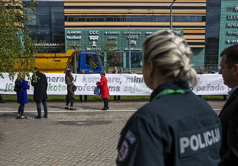 Pareigūnų profsąjungų piketas priešais Policijos departamento pastatą