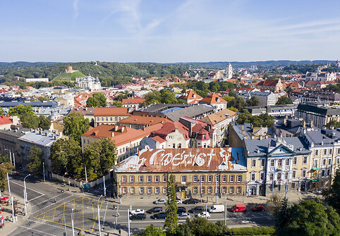 Užrašas „Coexist“ ant Pylimo g. 2 pastato stogo Vilniuje