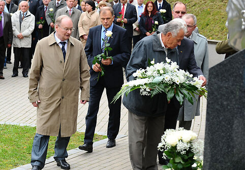 Prie A.M.Brazausko kapo Antakalnio kapinėse padėta gėlių