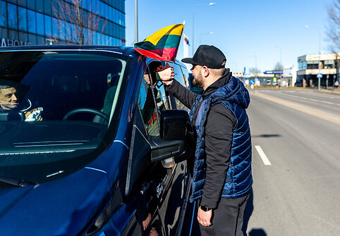 Pajudėjo 10 keleivinių mikroautobusų su Lietuvos verslo ir gyventojų parama Ukrainos žmonėms
