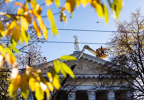 Sugrąžintos skulptūros ant Vilniaus evangelikų reformatų bažnyčios stogo