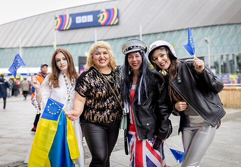 Stebėti antrojo &bdquo;Eurovizijos&ldquo; pusfinalio rinkosi pasipuo&scaron;ę gerbėjai