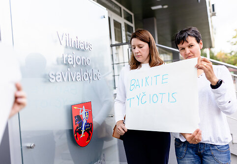 Prie Vilniaus rajono savivaldybės - piketas dėl mažinamų kompensacijų už privačius darželius.