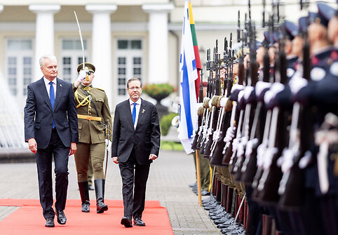Gitanas Nausėda, Isaakas Hercogas