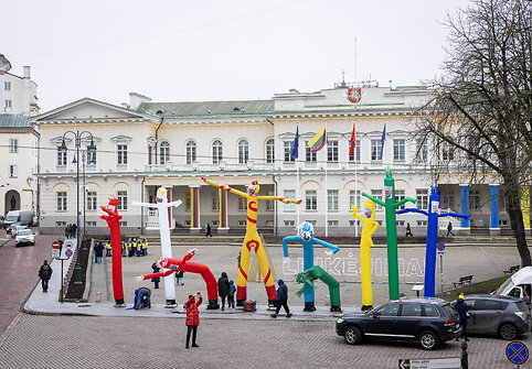 Instaliacija &ndash; bestuburių oro žmogeliukų parkas