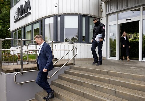 Fortunatas Dirginčius su pareigūnais paliko NMA pastatą