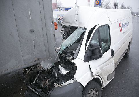 Krovininio mikroautobuso ir vilkiko avarija Savanorių pr., Vilniuje