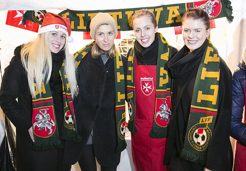 Vaida Grik&scaron;aitė-Česnauskienė su Lietuvos futbolininkų žmonų komanda