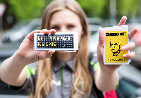  Futbolo sirgaliai surengė protesto akciją prie&scaron; Lietuvos futbolo federacijos konferenciją