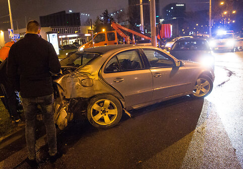 &bdquo;Mercedes-Benz&ldquo; trenkėsi į ap&scaron;vietimo stulpą Konstitucijos prospekto žiede