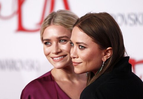 Sesutės aktorės Ashley (kairėje) ir Mary Kate (de&scaron;inėje) Olsen