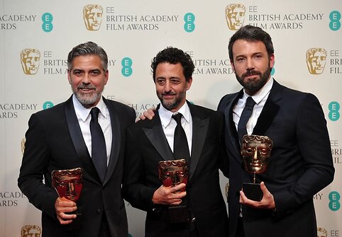 I&scaron; kairės: George'ui Clooney, Grantui Heslovui ir Benui Affleckui &ndash; apdovanojimas už geriausią metų filmą (&bdquo;Argo&ldquo;)