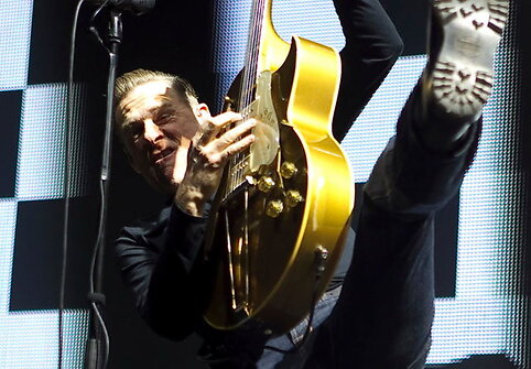 Akimirka i&scaron; Bryano Adamso koncerto