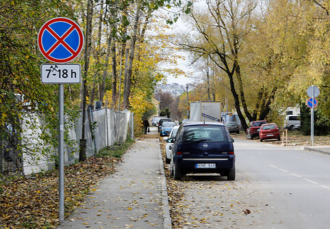 Automobiliai, stovintys pažeidžiant kelių eismo taisykles