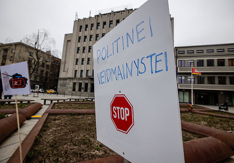 &bdquo;Politinės veidmainystės gimtadienio&ldquo; protestas pirie&scaron; Visvaldą Matijo&scaron;aitį