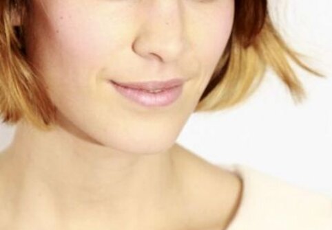 Alexa Chung, &scaron;iuolaikinė stiliaus ikona, kuriai tinka viskas. Netgi atsainiai praskirti kirpčiukai.