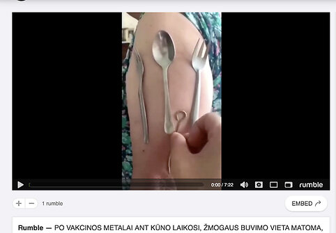 Ant rankos tariamai po skiepo laikėsi ne vienas metalinis daiktas