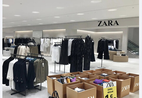 Šia nuotrauka buvo reklamuojamas &bdquo;Zara&ldquo; parduotuvės Jungtinėje Karalystėje atidarymas