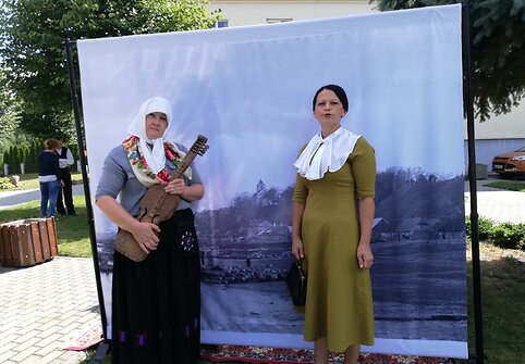 I&scaron; Antano Mickaus nuotraukų "nužengę" personažai - panelė mokytoja (Veliuonos kultūros centro darbuotoja Jolanta Lukinskaitė) ir Marijona Ulbienė (meno vadovė Lina Luko&scaron;ienė)