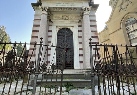 Ant koplyčios yra užra&scaron;as, liudijantis, kad čia palaidotas princas Sapiega