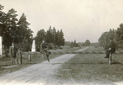 Būtingės muitinės postas su pereinamuoju pasienio punktu. Stovėjo du valstybių sienas žymintys obeliskai (abu sunaikinti). Apie 1935-1937 m. 