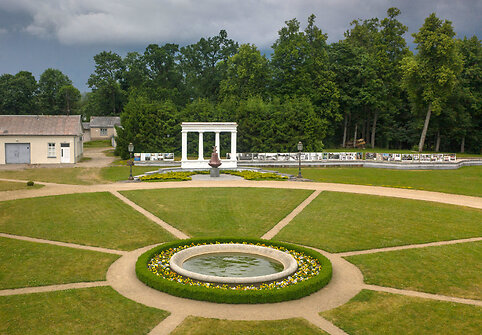 Atkurta centrinė 80 m skersmens klomba, puo&scaron;usi rūmų parterį. Ant jos &bdquo;užlipo&ldquo; 1951 m. statytas priestatas, kurio rūmuose nebuvo