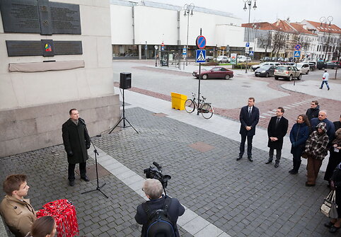 Vilniaus rotu&scaron;ės sienoje atidengta lenta, skirta &bdquo;Vilniui &ndash; Europos kultūros sostinei 2009&ldquo; atminti