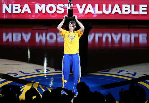 Stephenas Curry prie&scaron; mačą atsiėmė MVP prizą