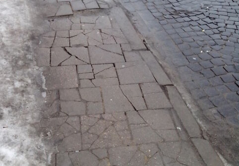 Automobiliai ant šaligatvių