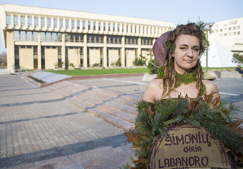 Teatralizuota protesto akcija prie&scaron; medžių kirtimą giriose