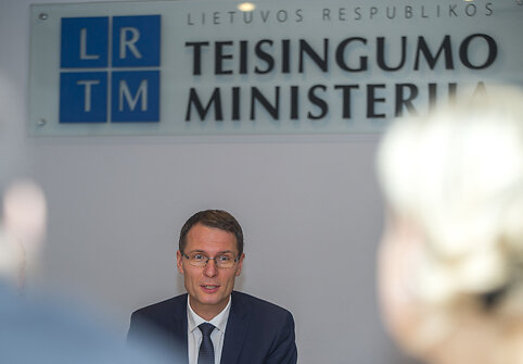 Teisingumo ministerijoje vyko pasitarimas-diskusija dėl galimos dvigubos kokybės prekių