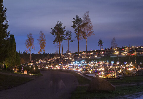 Vakaras Karveli&scaron;kių kapinėse