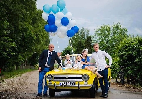 Talentingieji dvyniai su tėčiu Renatu, sese Daniele Marija ir broliu Pilypu