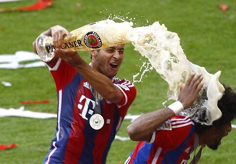 Miuncheno „Bayern“ klubo žaidėjai ir treneriai švenčia pergalę Bundeslygos čempionate