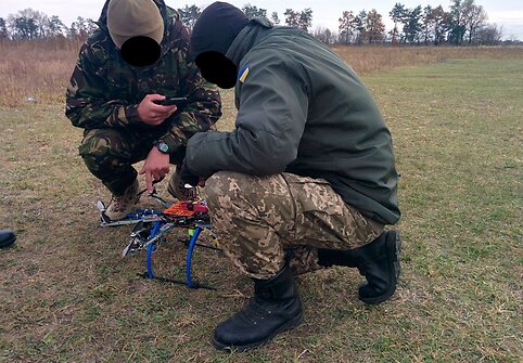 Valdyti bepiločius lėktuvus kariai mokosi Kijevo pakra&scaron;tyje.