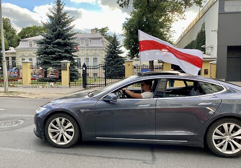 Susirinkę žmonės prie Baltarusijos ambasados Vilniuje