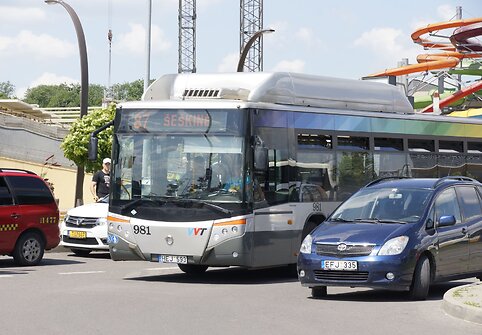 Autobusai nepravažiuoja dėl stovinčių automobilių