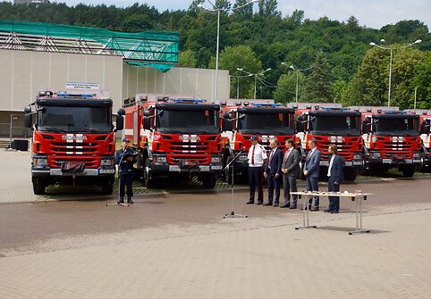 Ugniagesiams gelbėtojams perduotos naujos gaisrinės automobilinės cisternos ir lengvieji automobiliai