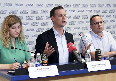 G.Landsbergio ir iniciatyvinės grupės dėl para&scaron;ų rinkimo prie&scaron; Baltarusijos AE atstovų spaudos konferencija