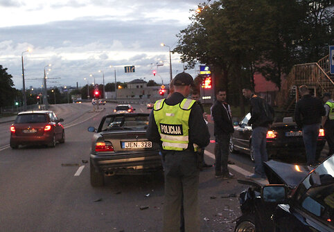 Vilniuje per avariją apgadinti penki BMW kabrioletai