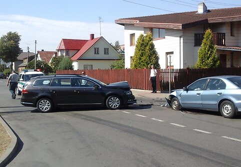 Antradienį apie vidurdienį Panerių ir Vytauto gatvių sankryžoje, Jonavoje, įvyko automobilių avarija.