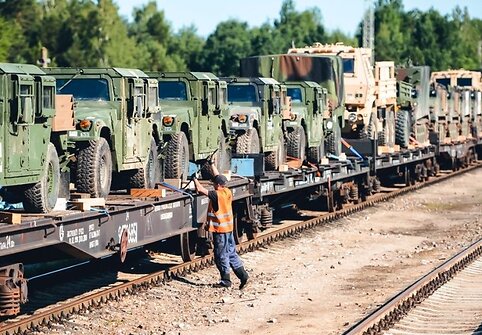Į Gaižiūnų geležinkelio stotį atvykusi JAV karinė technika (tankai &bdquo;Abrams&ldquo;) ruo&scaron;iami transportavimui į Ruklos karinėje įguloje esančius padalinius.
