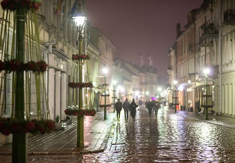 Kaunas puo&scaron;iasi Kalėdoms: sužibo keli kilometrai girliandų ir tūkstančiai dekoracijų